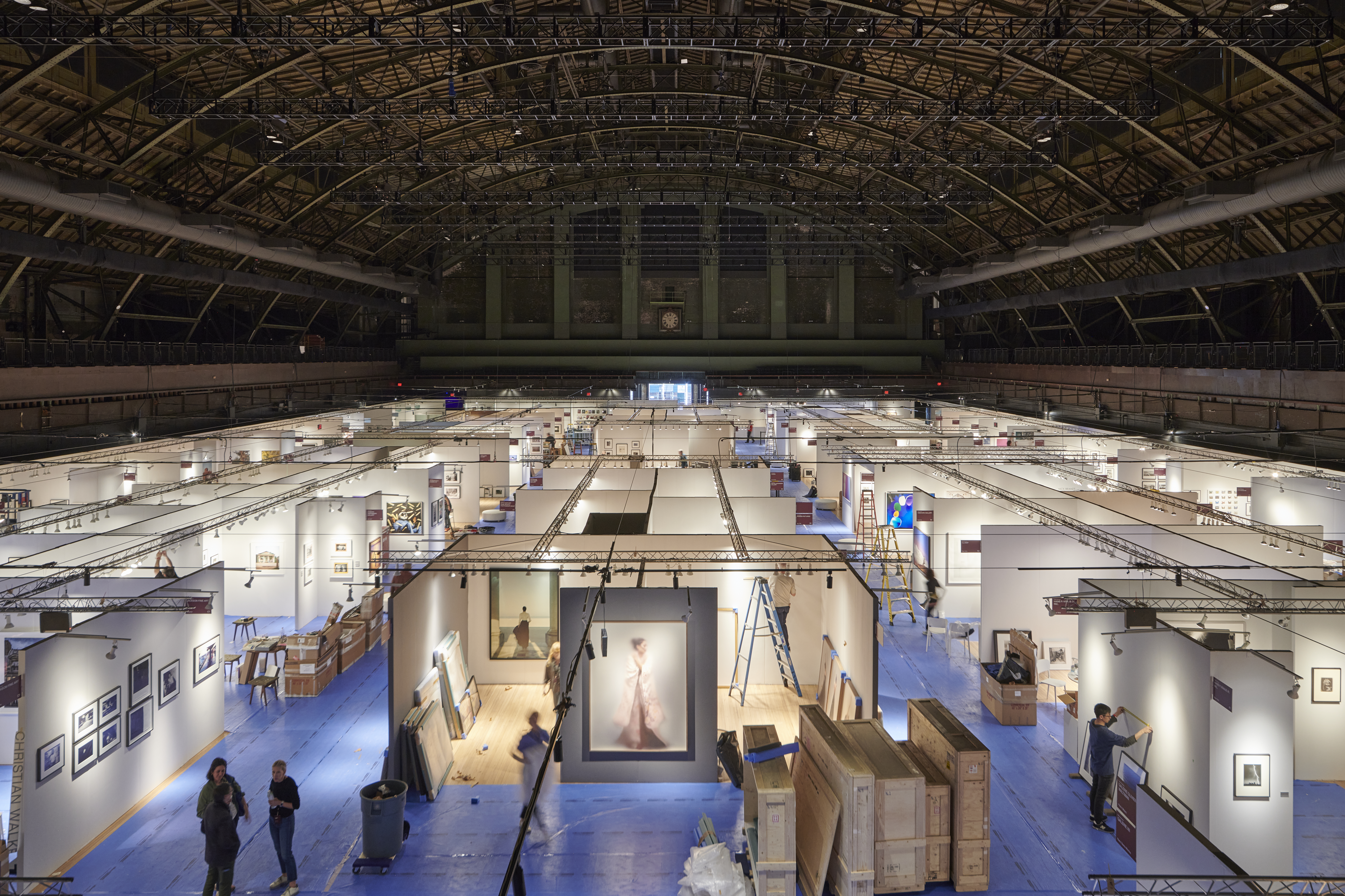 Black and white photograph of a lady in Manhattan by Raymond Depardon 